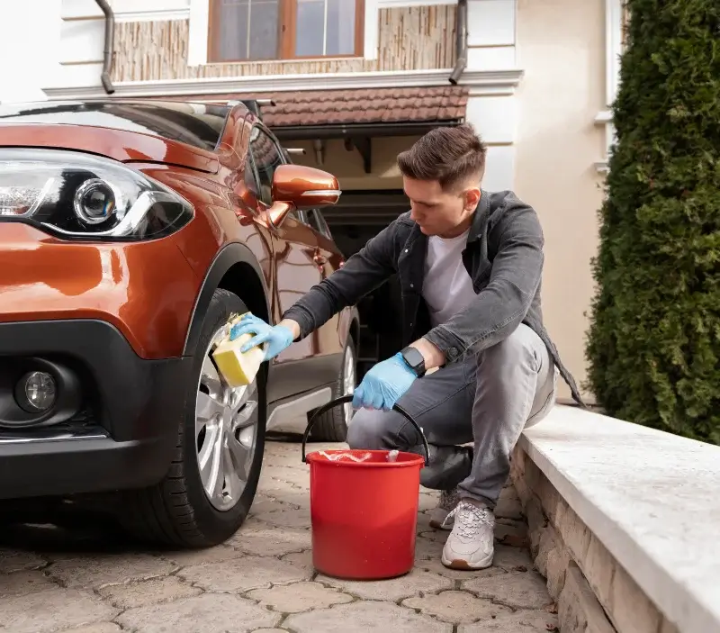 Lavage auto à domicile Chamberaud : professionnel intervenant sur un véhicule